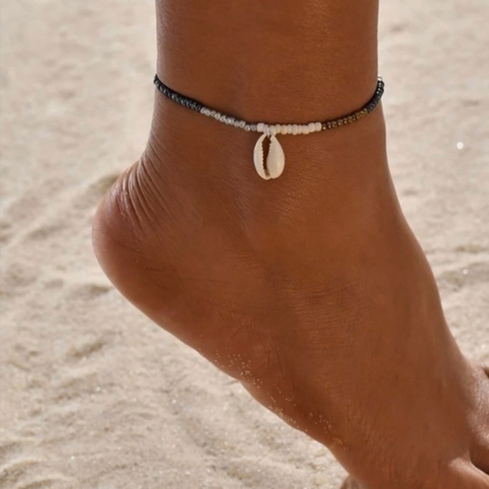 3/$30 🤍 Beaded Conch Shell Anklet